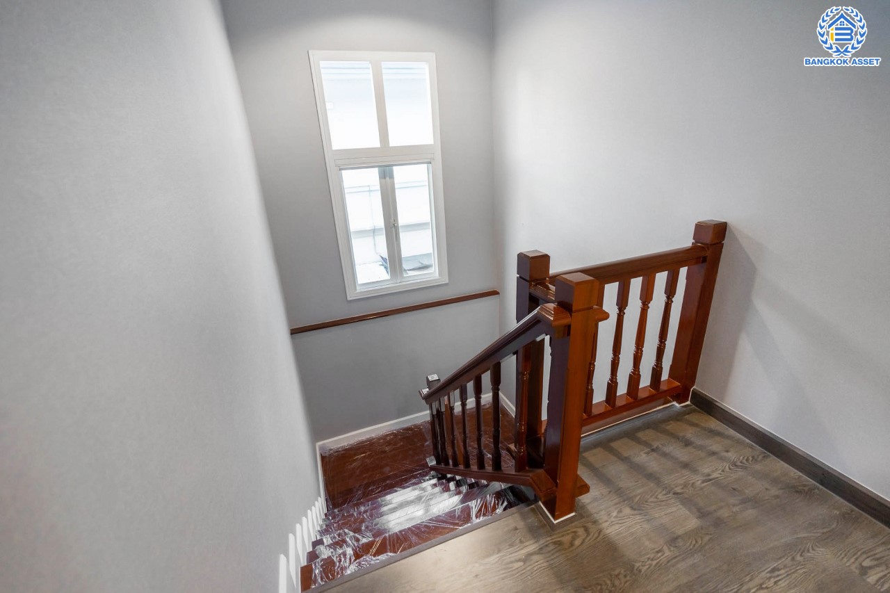 บ้านมือสองตกแต่งใหม่ ม.เบญญาภา ราชพฤกษ์ หลังใหญ่ เนื้อที่ 56.2 ตร.ว. บนพื้นที่ใช้สอยกว่า 265 ตร.ม. ฟังก์ชัน 3 ห้องนอน 1 ห้องอเนกประสงค์ 3 ห้องน้ำ จอดรถได้ 2 คัน พร้อมเฟอร์นิเจอร์บิ้วอินท์ในห้องนอนทุกห้อง ทำเลโซนเมือง! โครงการติด The Crystal SB ใกล้ทางด่วน "ศรีรัช" พร้อมเชื่อมสู่ปิ่นเกล้า-สาทร